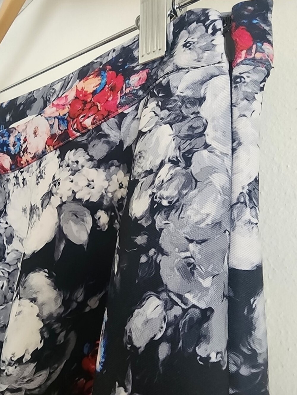 Abercrombie Fitch Floral Scuba Mini Skirt Large Black Pink Blue Painterly Art - Picture 3 of 8